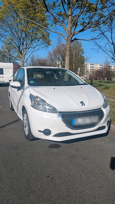 Weiß Gebraucht 2014 Peugeot 208 Kleinwagen | 6.300 € (Fairer Preis) - Bild 1/4