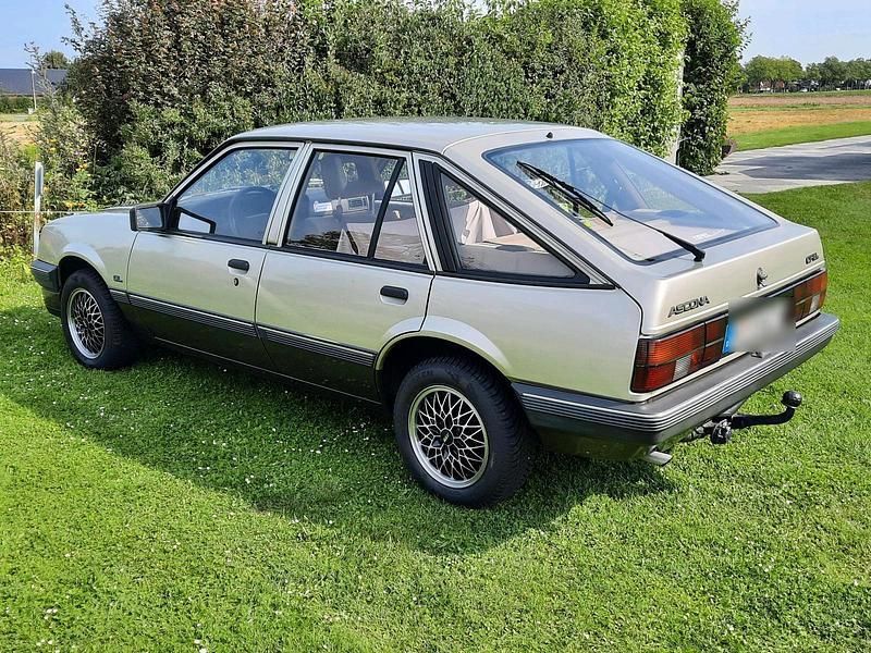 Beige Gebraucht 1987 Opel Ascona Coupé | 3.111 € - Bild 1/4