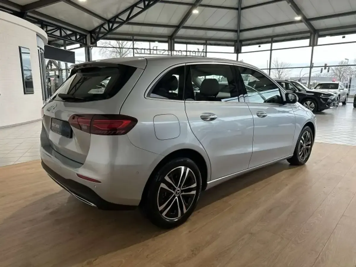 Gebraucht Mercedes B250e Progressive 163 PS (119 kW) 2024 Lack hightechsilber Van / Kleinbus