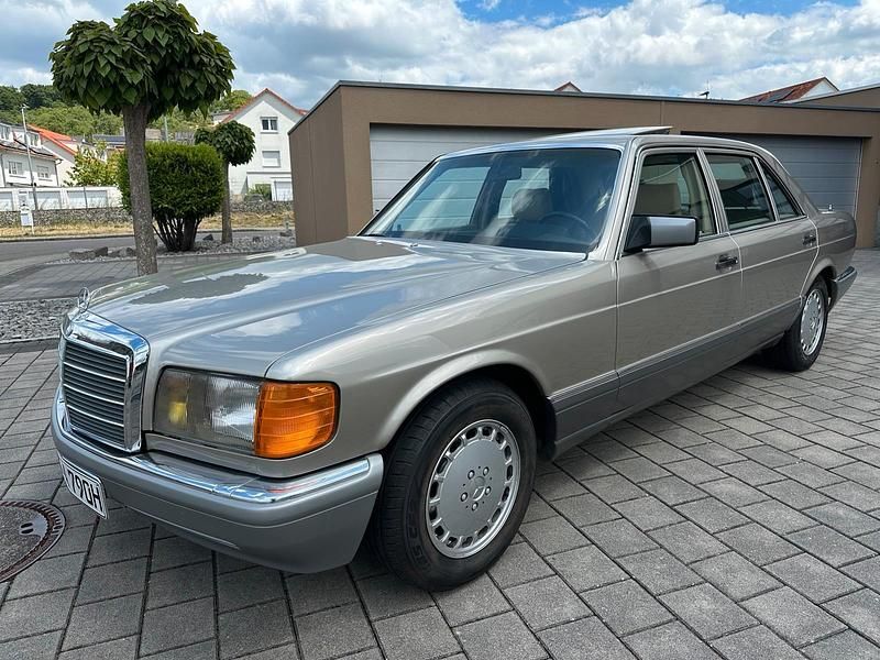 Silber Gebraucht 1987 Mercedes 300 Limousine | 17.999 € - Bild 1/4
