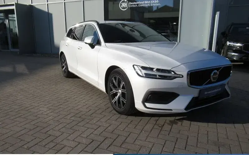 Używany Volvo V60 Core 163 KM (119 kW) 2024 Biały Kombi