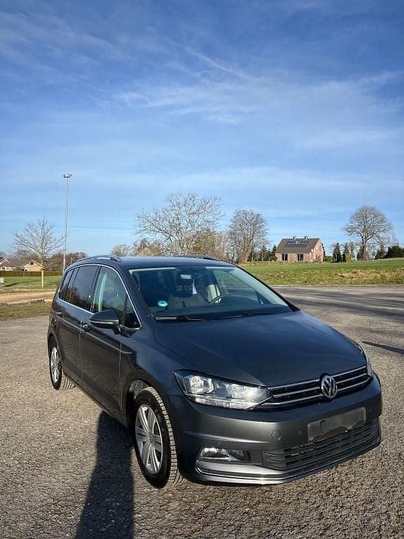 Grau Gebraucht 2017 VW Touran Highline Van / Kleinbus | 18.300 € (Fairer Preis) - Bild 1/4