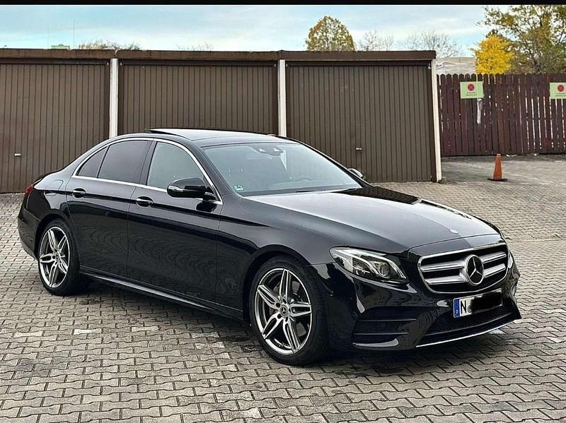 Schwarz Gebraucht 2016 Mercedes E220 AMG line Limousine | 28.777 € (Teuer) - Bild 1/4