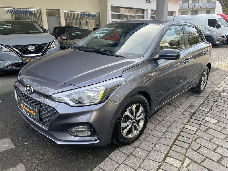 Grau Gebraucht 2020 Hyundai i20 Advantage Limousine | 10.750 € - Bild 1/4