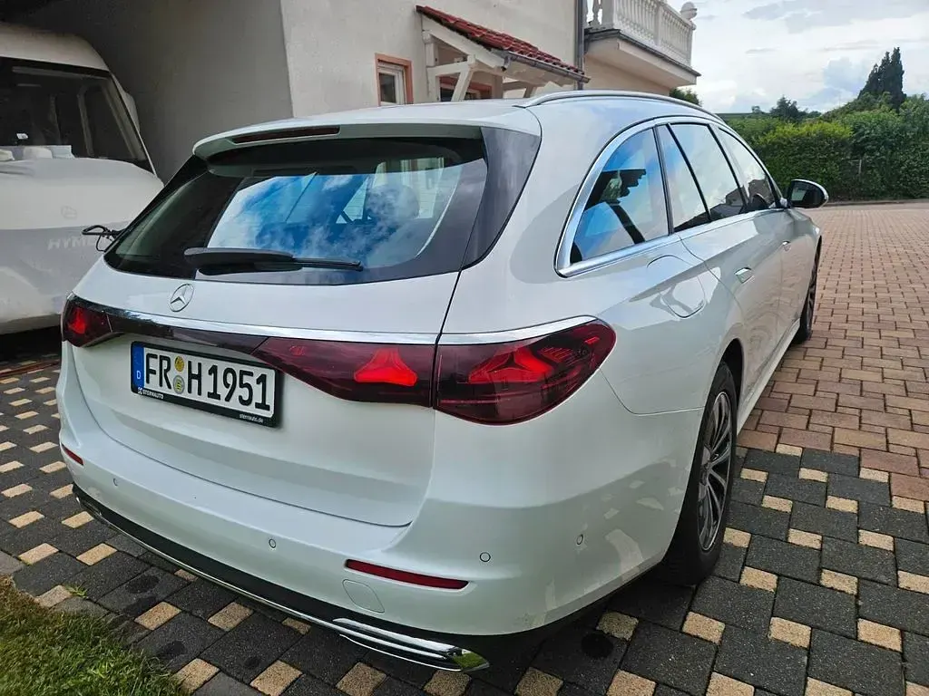 Gebraucht Mercedes E220 197 PS (144 kW) 2023 Weiß Limousine