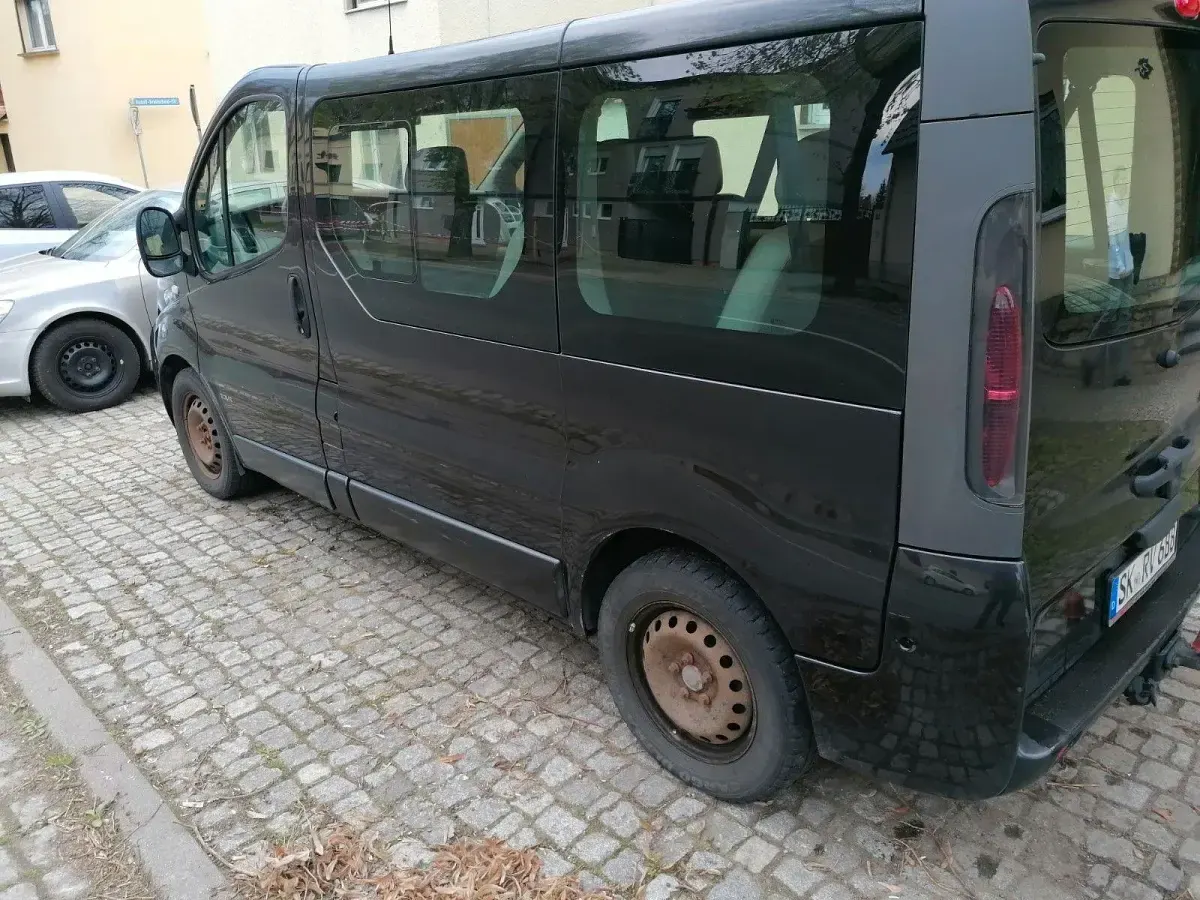 Używany Opel Vivaro 135 KM (99 kW) 2006 Czarny Minivan