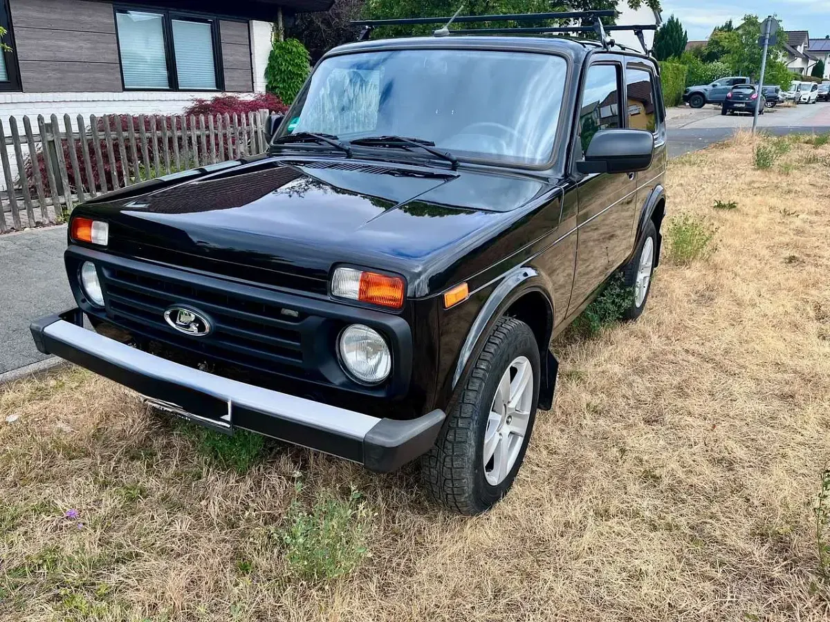 Gebraucht Lada niva 83 PS (61 kW) 2021 Schwarz SUV