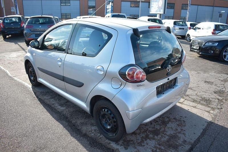 Gebraucht Toyota Aygo Cool 68 PS (50 kW) 2014 Silber Kleinwagen