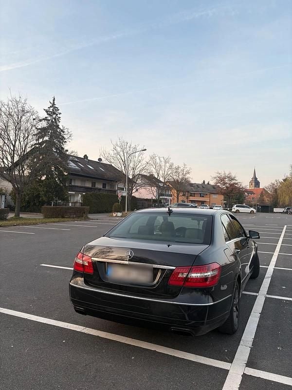 Gebraucht Mercedes E200 130 PS (95 kW) 2011 Schwarz Limousine