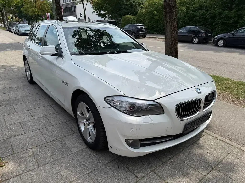 Gebraucht BMW 520 Sport Line 184 PS (135 kW) 2012 Weiß Kombi