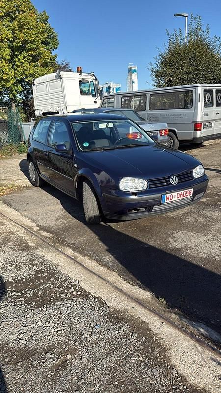 Blau Gebraucht 2000 VW Golf IV Limousine | 500 € (Superpreis) - Bild 1/4