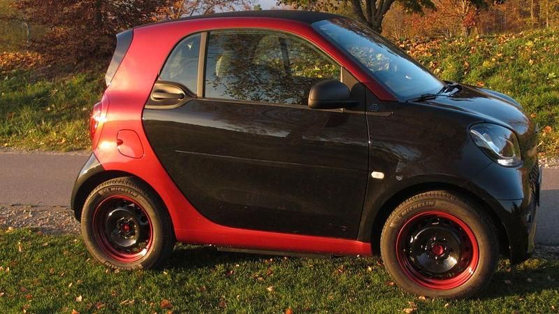 Schwarz Gebraucht 2023 Smart ForTwo Electric Drive Coupé | 16.896 € (Teuer) - Bild 1/4