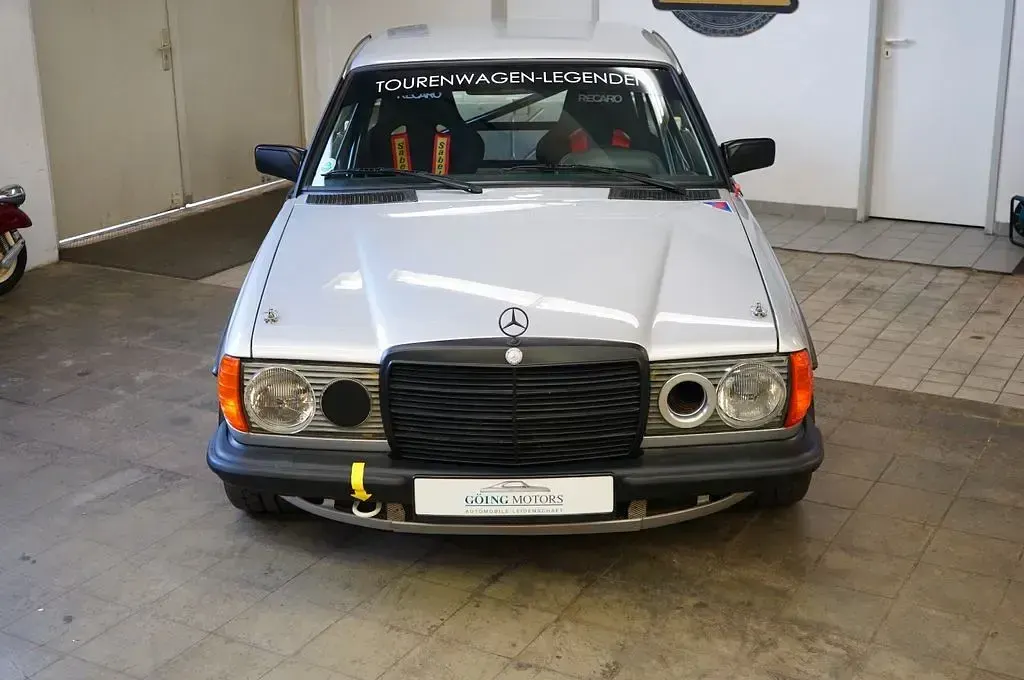 Gebraucht Mercedes 280 209 PS (153 kW) 1980 Silber