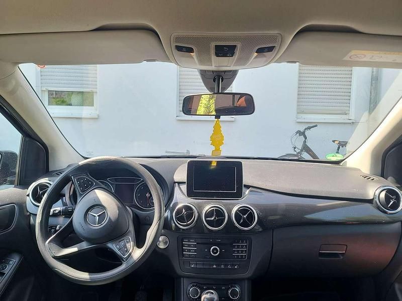 Schwarz Gebraucht 2017 Mercedes B180 Van / Kleinbus | 10.900 € (Etwas zu teuer) - Bild 1/4
