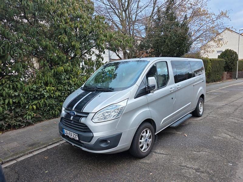 Gebraucht Ford Tourneo Titanium 155 PS (114 kW) 2014 Silber Van / Kleinbus