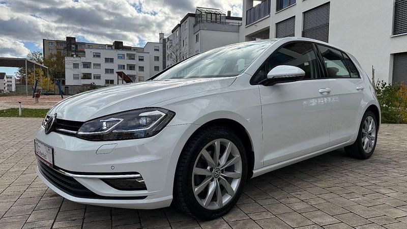Weiß Gebraucht 2018 VW Golf VII Highline Limousine | 11.390 € (Fairer Preis) - Bild 1/4