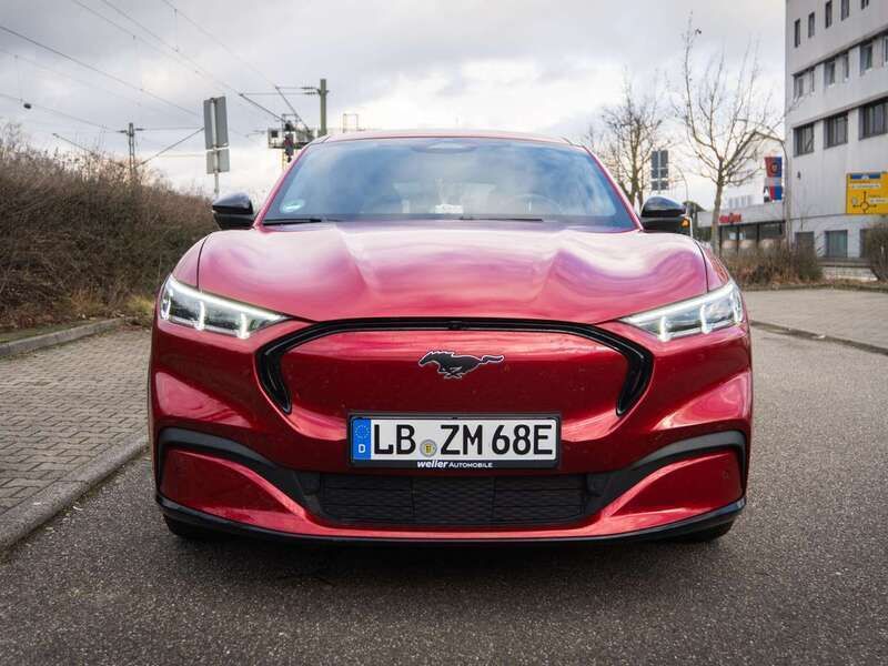 Rot Gebraucht 2022 Ford Mustang Mach-E SUV | 31.099 € (Superpreis) - Bild 1/4