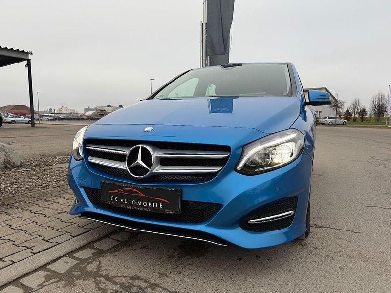 Gebraucht Mercedes B180 122 PS (89 kW) 2015 Blau Van / Kleinbus