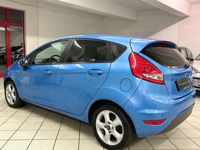 Gebraucht Ford Fiesta Titanium 97 PS (71 kW) 2011 Blau Kleinwagen