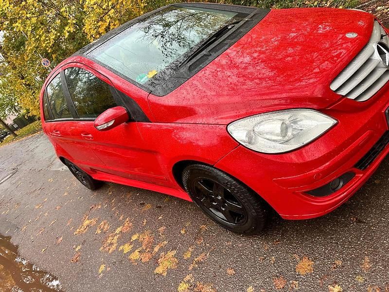 Rot Gebraucht 2005 Mercedes B170 Van / Kleinbus | 4.200 € (Fairer Preis) - Bild 1/4