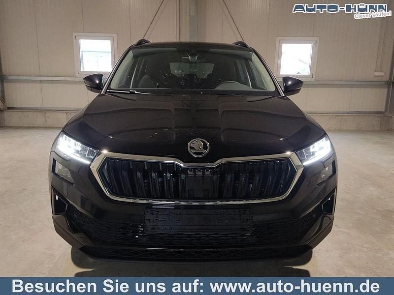 Schwarz metallic schwarz metallic Neu 2025 Skoda Karoq Selection SUV | 29.990 € (Superpreis) - Bild 1/1