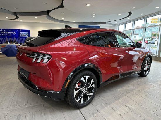 Gebraucht Ford Mustang Mach-E Premium 216 kW (294 PS) 2023 Lucidrot metallic (metallic) SUV