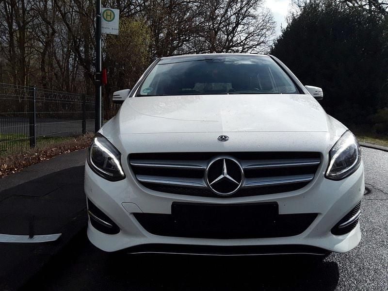 Gebraucht Mercedes B180 122 PS (89 kW) 2018 Weiß Van / Kleinbus