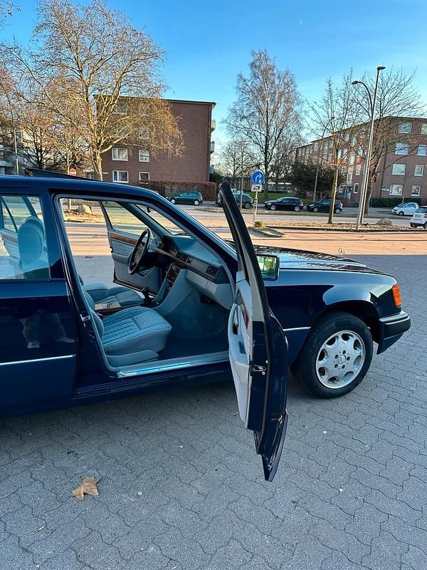 Gebraucht Mercedes 200 75 PS (55 kW) 1993 Blau Limousine