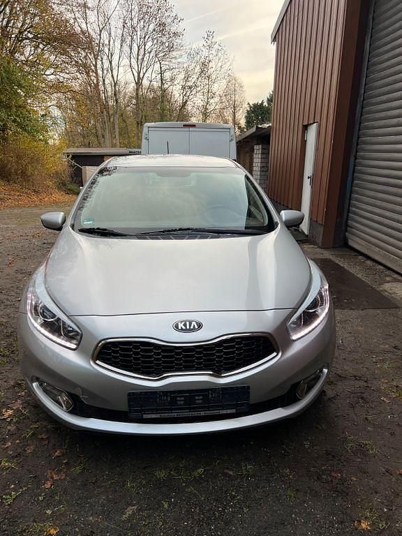 Gebraucht Kia Ceed 128 PS (94 kW) 2014 Silber Kleinwagen