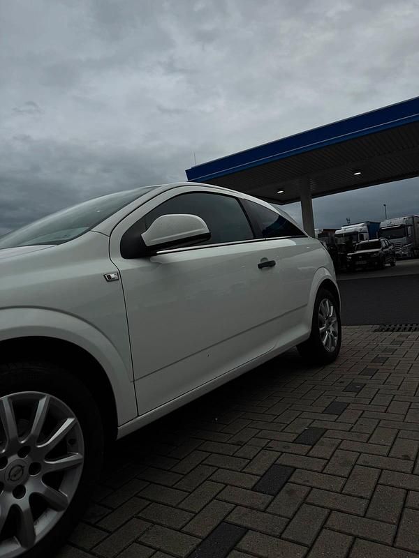 Weiß Gebraucht 2009 Opel Astra GTC | 3.600 € (Fairer Preis) - Bild 1/4