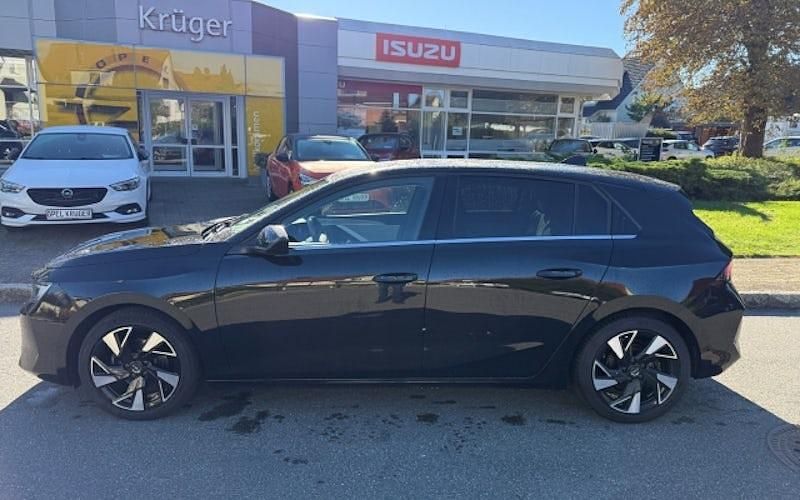 Gebraucht Opel Astra Elegance 131 PS (96 kW) 2022 Diamant schwarz/karbon schwarz (metallic) Limousine