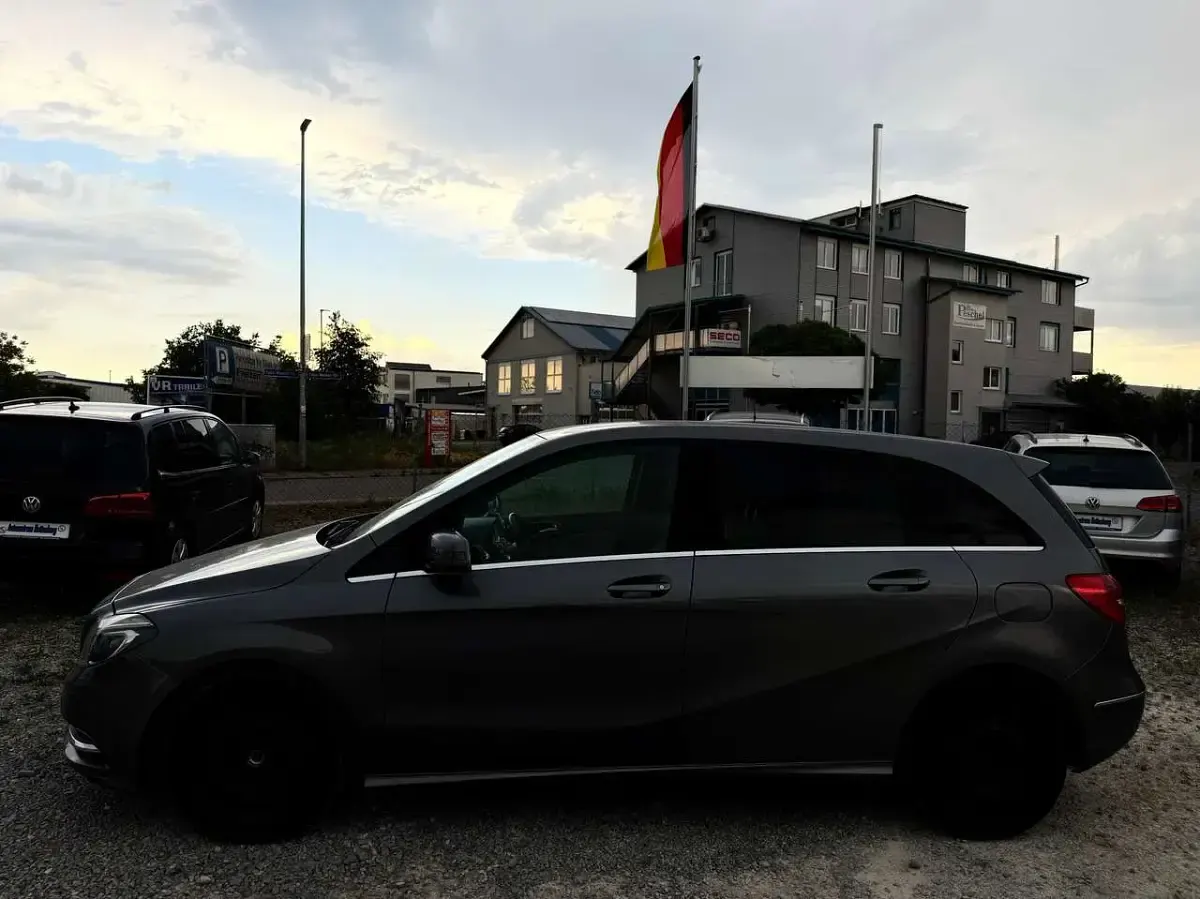 Gebraucht Mercedes B200 136 PS (100 kW) 2013 Mountaingrau  met. Kleinwagen