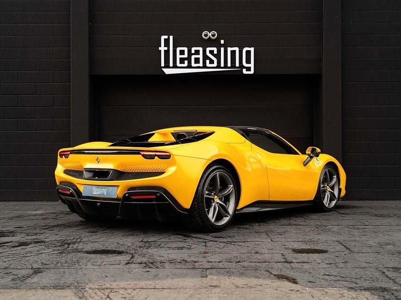 Second-hand Ferrari 296 829 CP (609 kW) 2024 Galben Cabrio