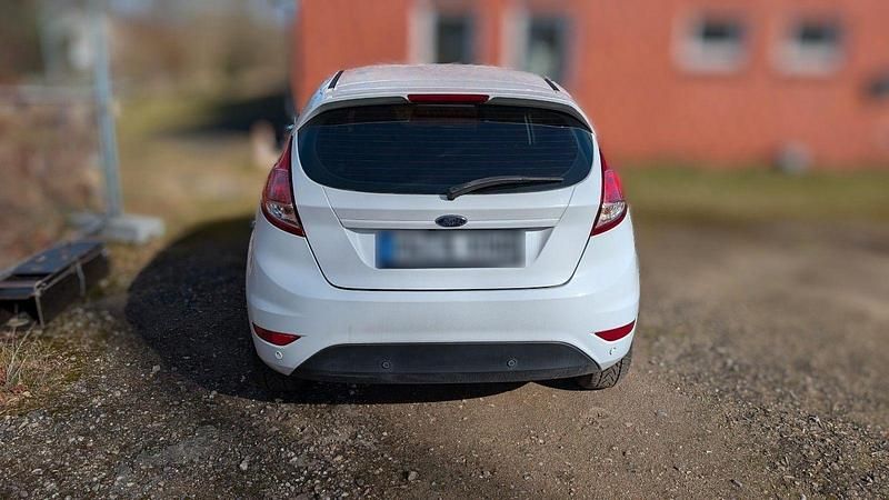 Gebraucht Ford Fiesta Celebration 101 PS (74 kW) 2017 Weiß Kleinwagen