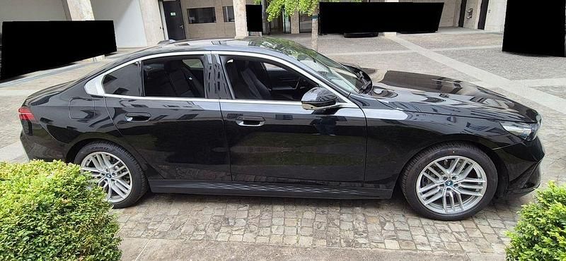 Schwarz Gebraucht 2024 BMW i5 Comfort Edition Limousine | 51.900 € - Bild 1/4
