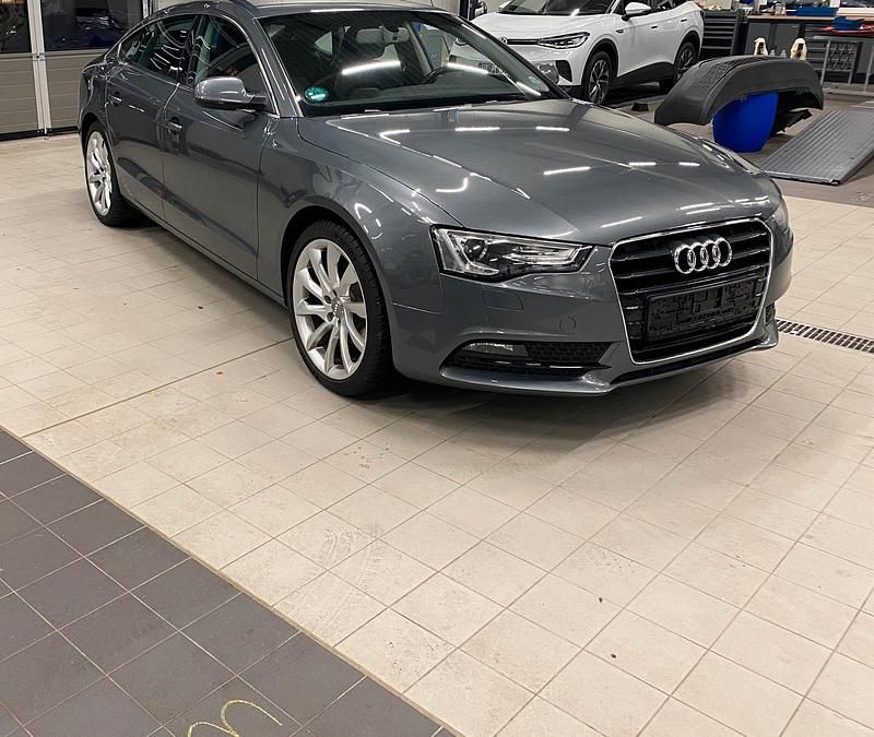 Grau Gebraucht 2011 Audi A5 Sportback Kleinwagen | 13.500 € (Teuer) - Bild 1/4
