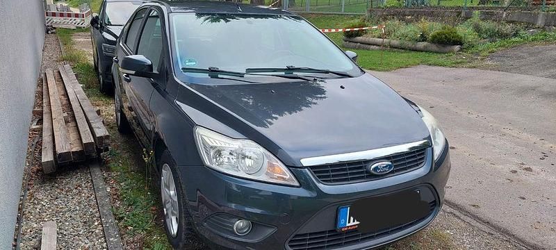 Grau Gebraucht 2010 Ford Focus Titanium Limousine | 3.600 € (Fairer Preis) - Bild 1/4