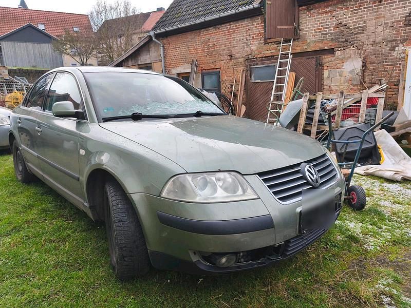 Grün Gebraucht 2003 VW Passat Limousine | 1.100 € (Guter Preis) - Bild 1/3