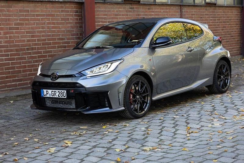 Grau Gebraucht 2025 Toyota Yaris Limousine | 46.499 € (Guter Preis) - Bild 1/4