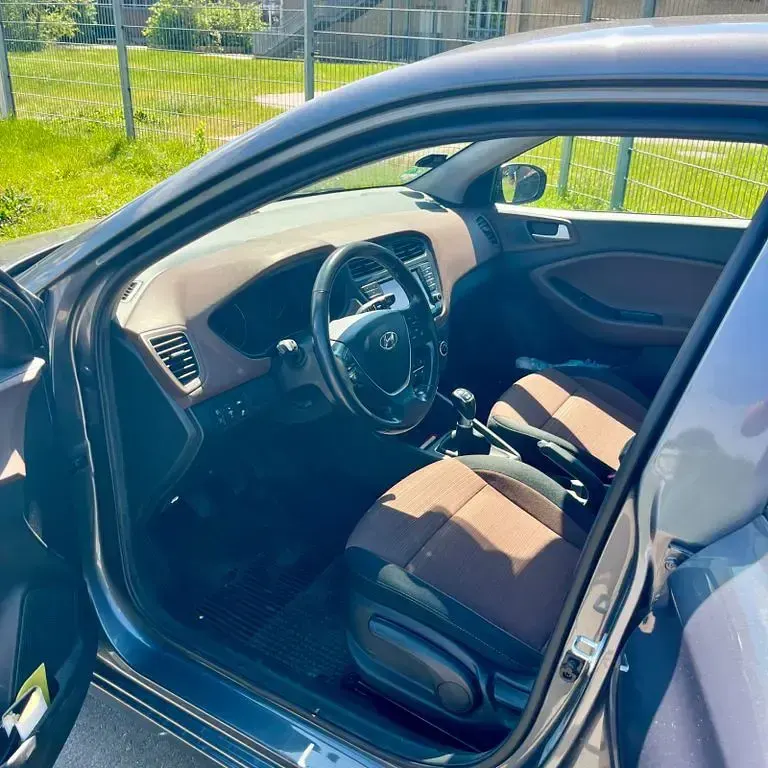 Gebraucht Hyundai i20 Trend 101 PS (74 kW) 2016 Grau Kleinwagen