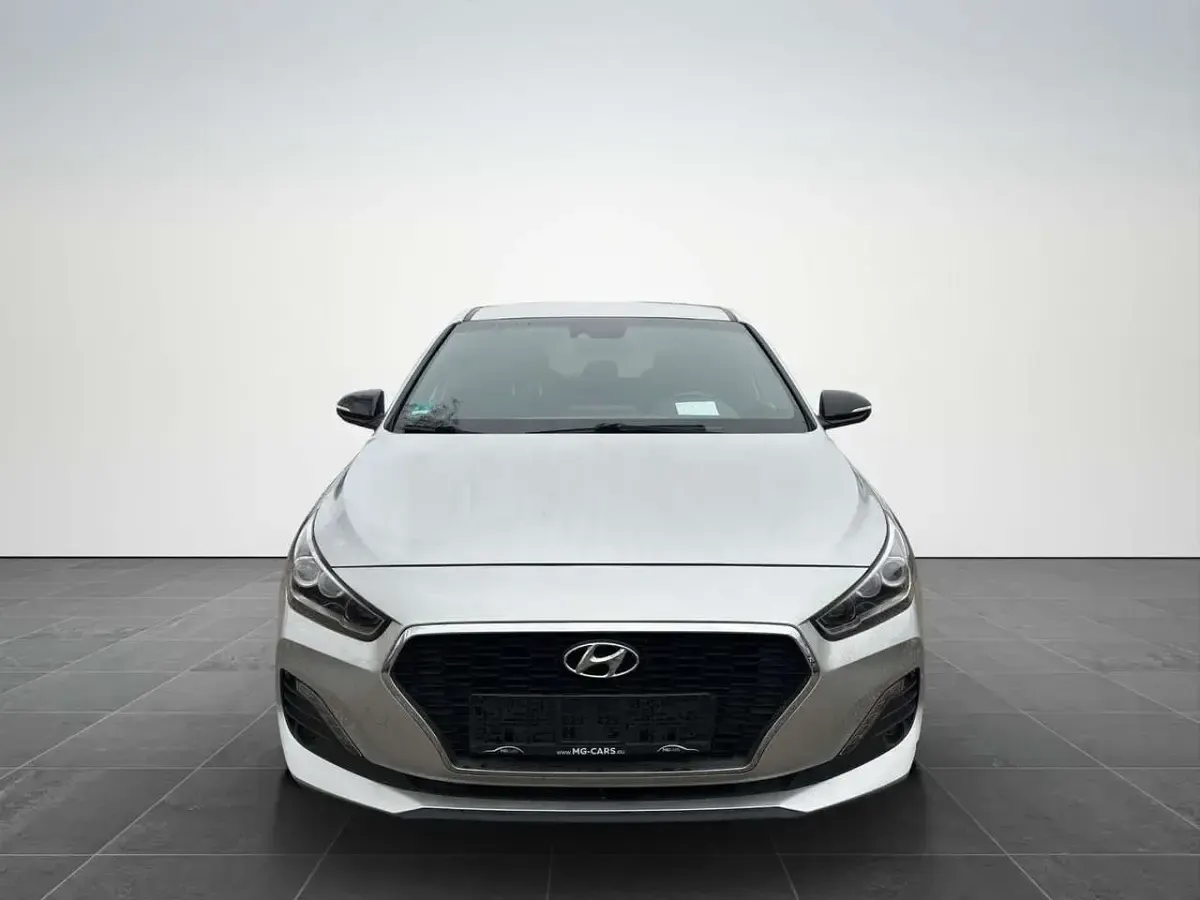 Gebraucht Hyundai i30 Passion 140 PS (102 kW) 2018 Platinum silver / mic Kleinwagen