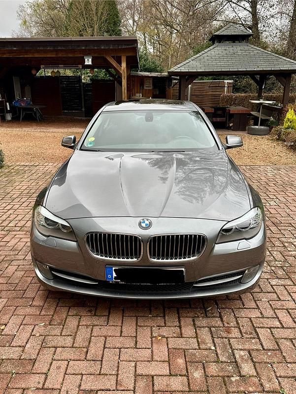 Grau Gebraucht 2011 BMW 520 Limousine | 10.500 € (Superpreis) - Bild 1/4