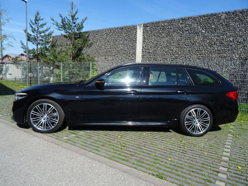 Gebraucht BMW 520 M Sport 190 PS (139 kW) 2020 Black sapphire metallic Kombi