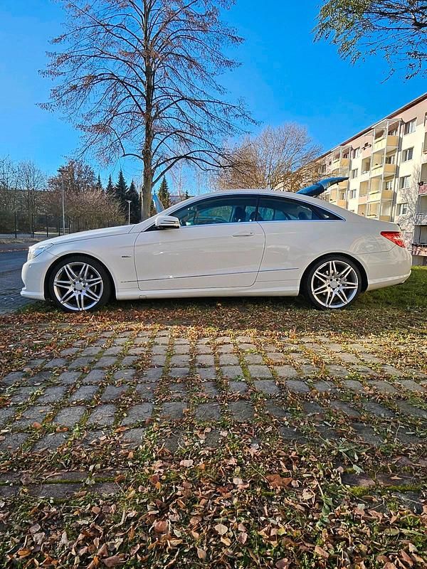 Gebraucht Mercedes E350 275 PS (202 kW) 2012 Weiß Coupé