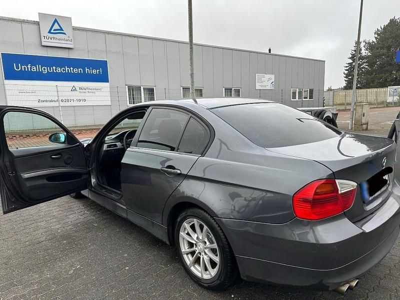 Gebraucht BMW 320 150 PS (110 kW) 2006 Grau Limousine