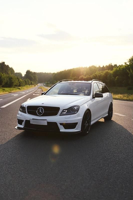 Weiß Gebraucht 2011 Mercedes C63 AMG Kombi | 13.999 € - Bild 1/4