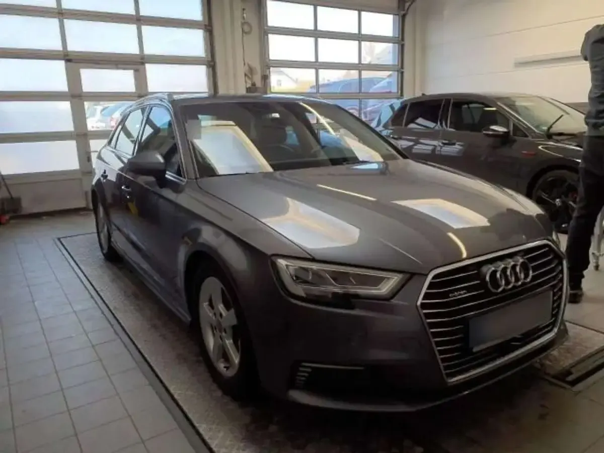 Gebraucht Audi e-tron Design 204 PS (150 kW) 2020 Grau SUV