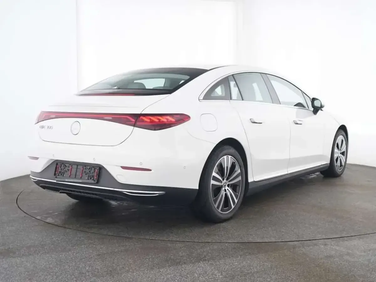 Gebraucht Mercedes EQE300 Advanced 180 kW (245 PS) 2025 Unilack polarweiß Limousine