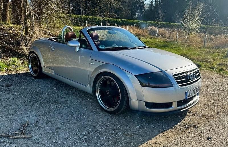 Silber Gebraucht 2001 Audi TT Roadster Sport Cabrio | 6.490 € - Bild 1/4