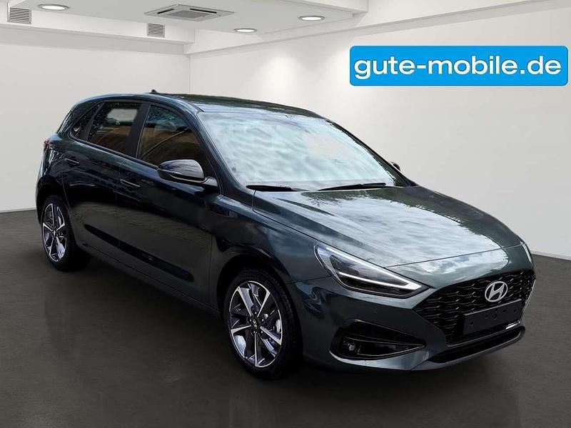 Neu Hyundai i30 Advantage 101 PS (74 kW) 2025 Cypress green / mic Limousine